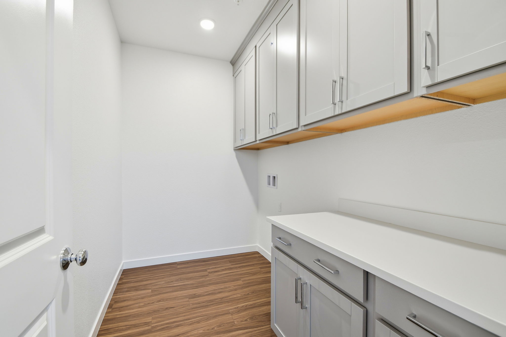 A kitchen with white cabinets.
