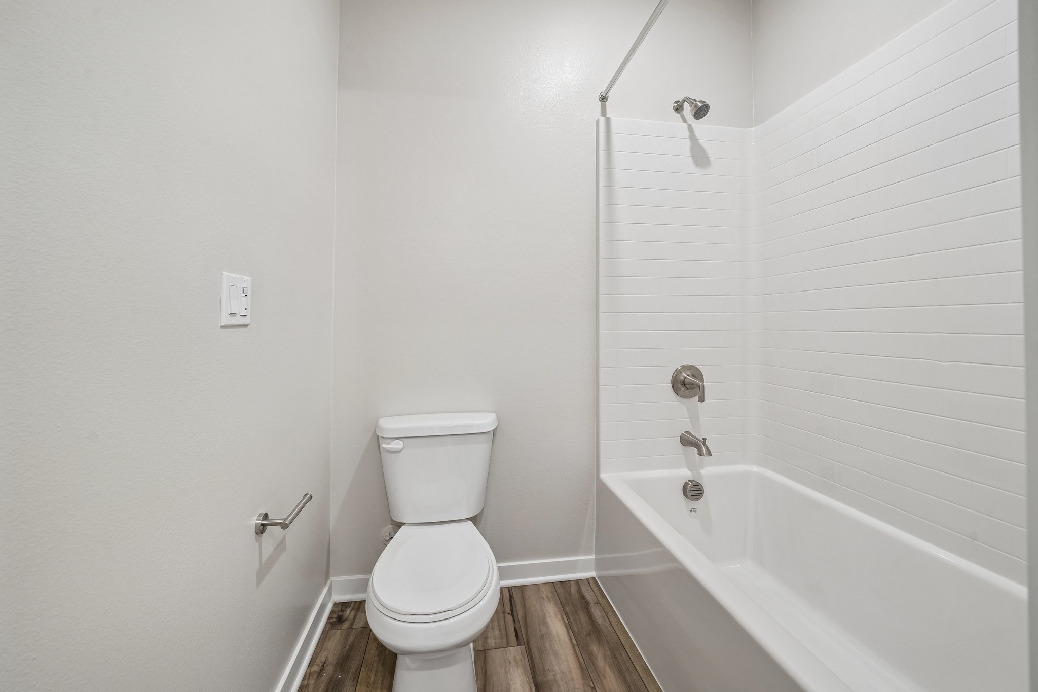A bathroom with a toilet and bathtub.