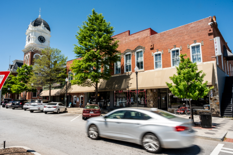 A street with cars and buildings along it.